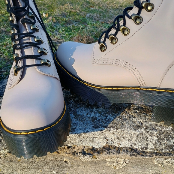 💣 Ah-MaZiNG 💣 Dr. Martens, NWOT, Sz. 9, "Leona" lace-up leather boots, Docs - Picture 3 of 16